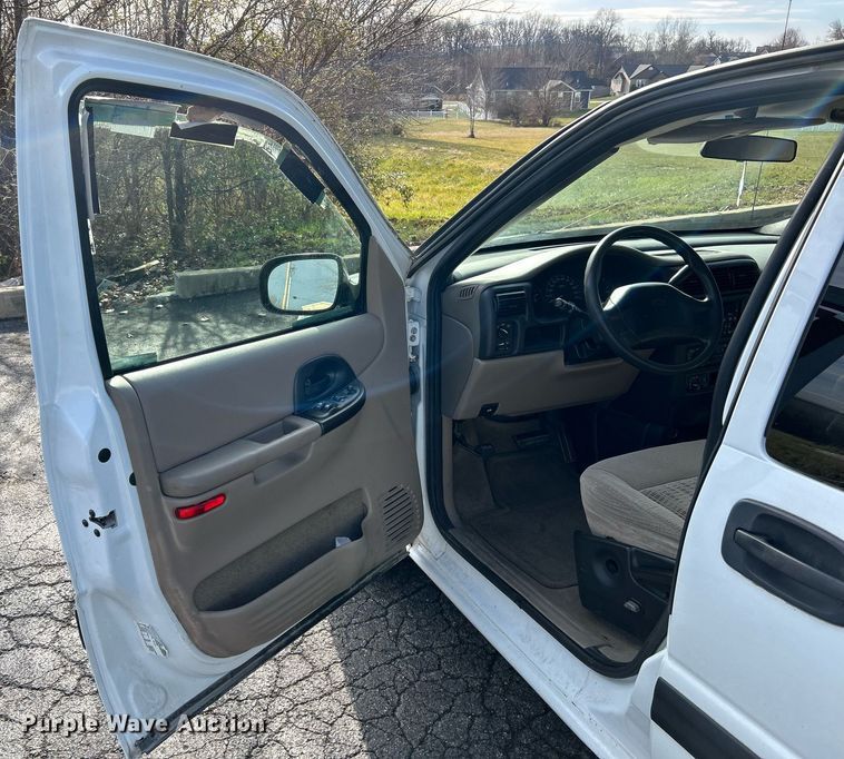 image for item NE9680 2003 Chevrolet Venture  van