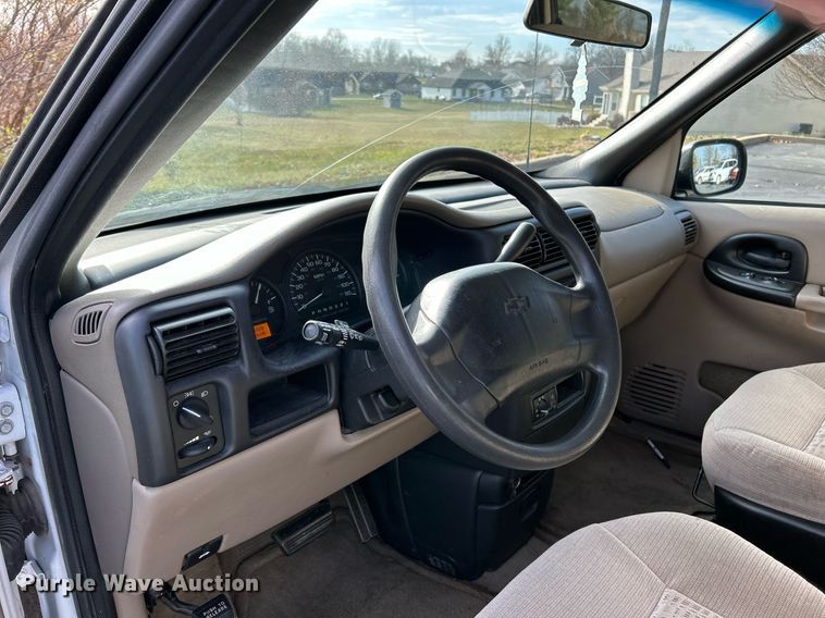 image for item NE9680 2003 Chevrolet Venture  van