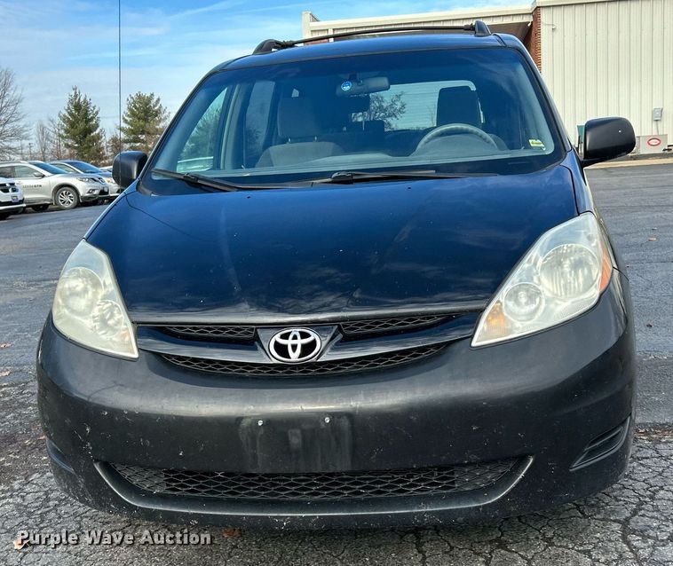 image for item NE9681 2009 Toyota Sienna LE  van