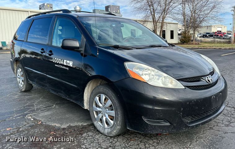 image for item NE9681 2009 Toyota Sienna LE  van