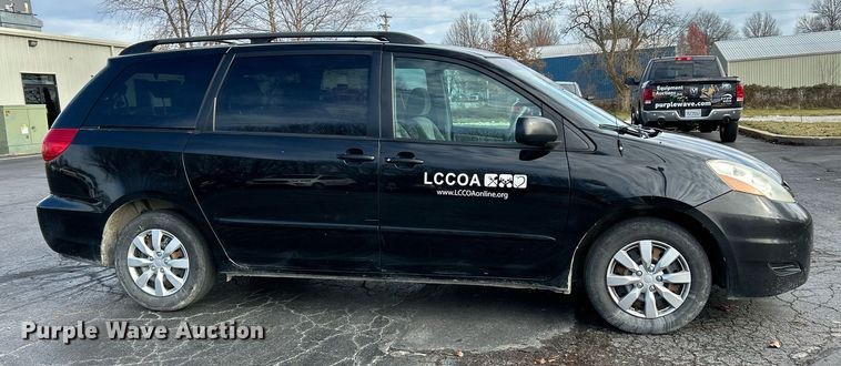 image for item NE9681 2009 Toyota Sienna LE  van