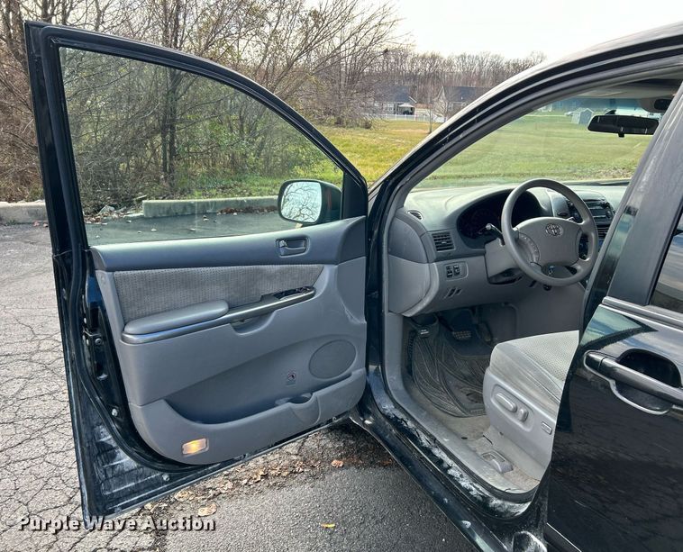 image for item NE9681 2009 Toyota Sienna LE  van