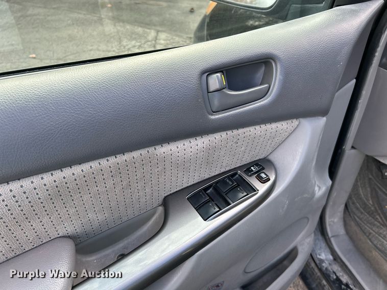 image for item NE9681 2009 Toyota Sienna LE  van