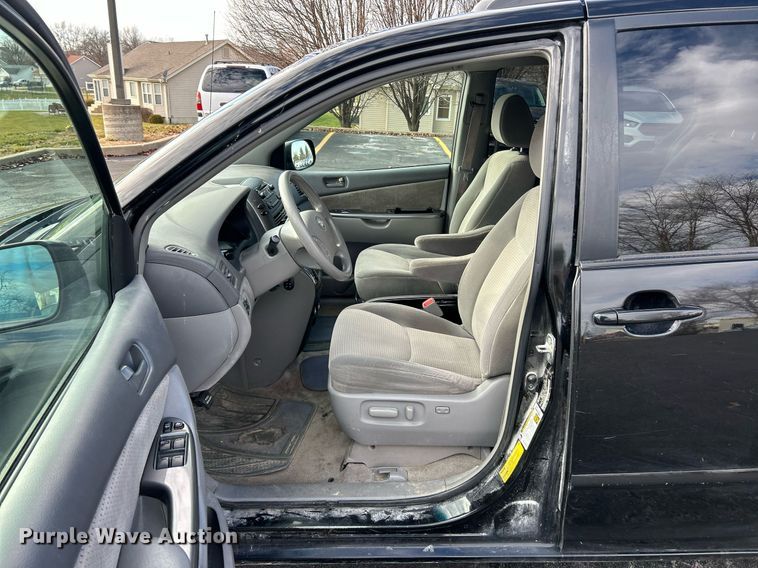 image for item NE9681 2009 Toyota Sienna LE  van