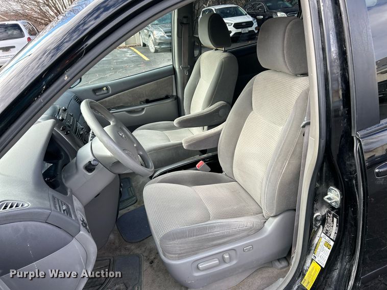 image for item NE9681 2009 Toyota Sienna LE  van