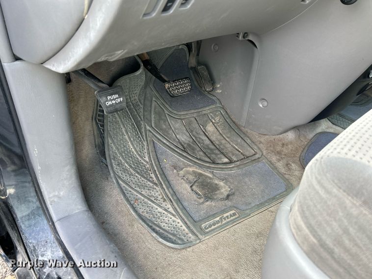 image for item NE9681 2009 Toyota Sienna LE  van