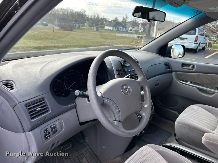 image for item NE9681 2009 Toyota Sienna LE  van