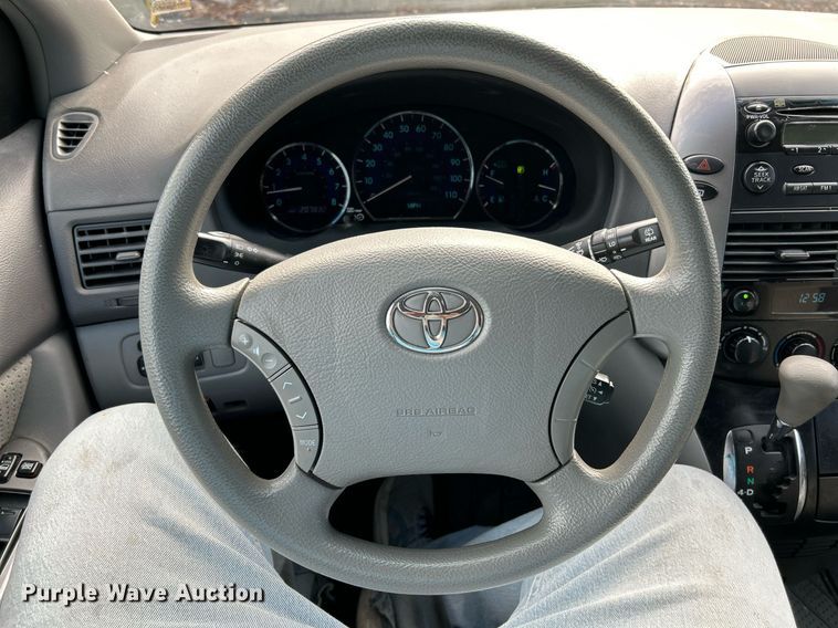 image for item NE9681 2009 Toyota Sienna LE  van