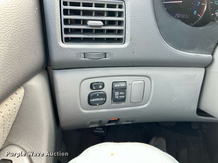 image for item NE9681 2009 Toyota Sienna LE  van