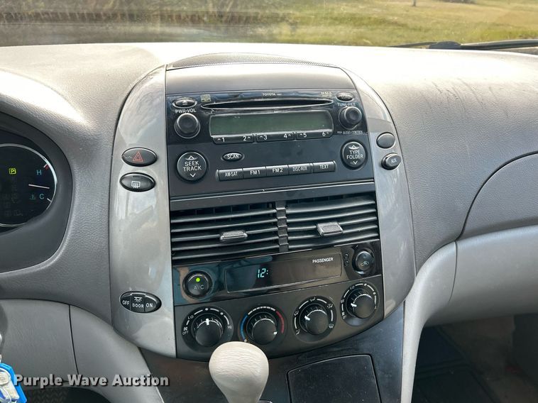 image for item NE9681 2009 Toyota Sienna LE  van