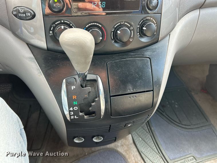 image for item NE9681 2009 Toyota Sienna LE  van