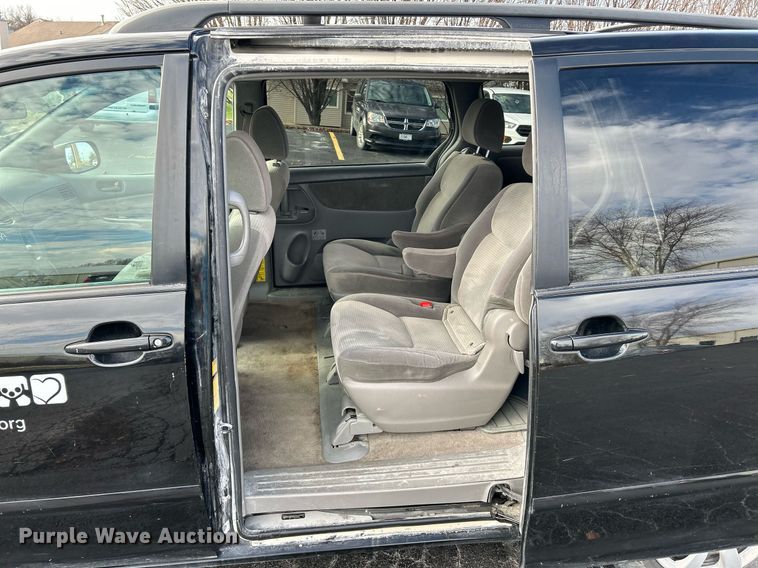 image for item NE9681 2009 Toyota Sienna LE  van