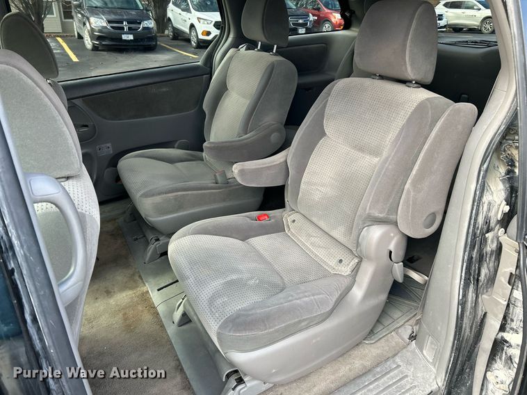 image for item NE9681 2009 Toyota Sienna LE  van