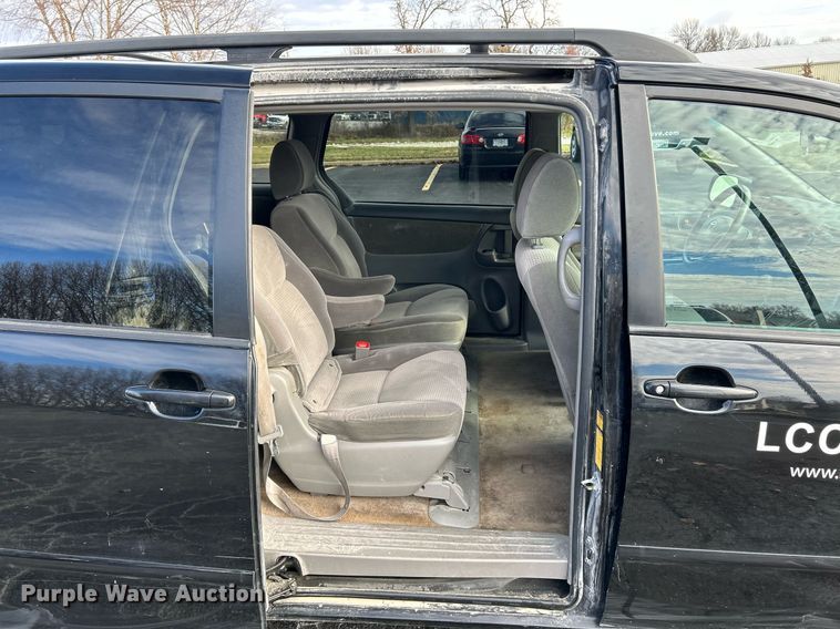 image for item NE9681 2009 Toyota Sienna LE  van