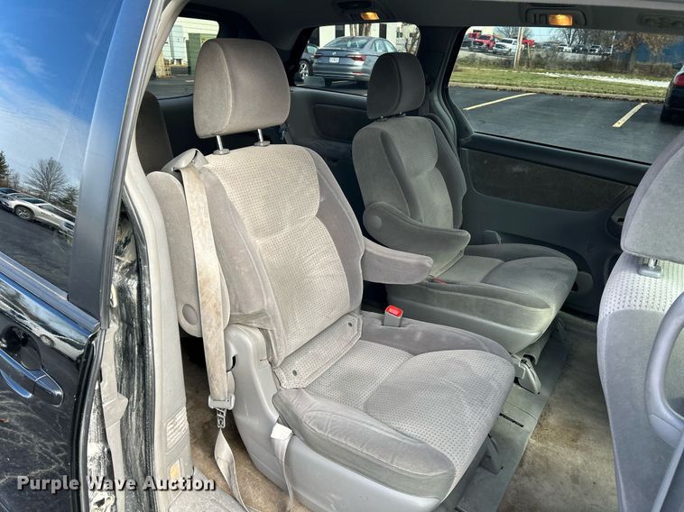 image for item NE9681 2009 Toyota Sienna LE  van