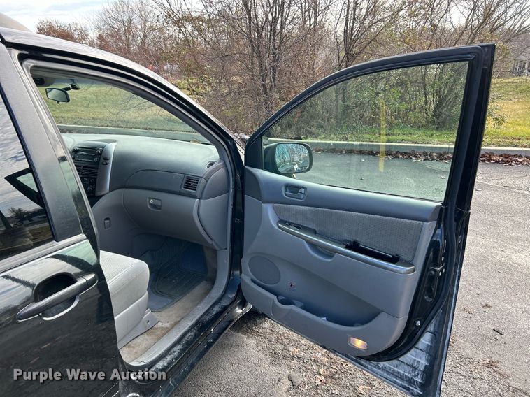 image for item NE9681 2009 Toyota Sienna LE  van