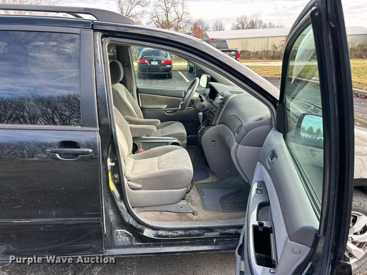 image for item NE9681 2009 Toyota Sienna LE  van