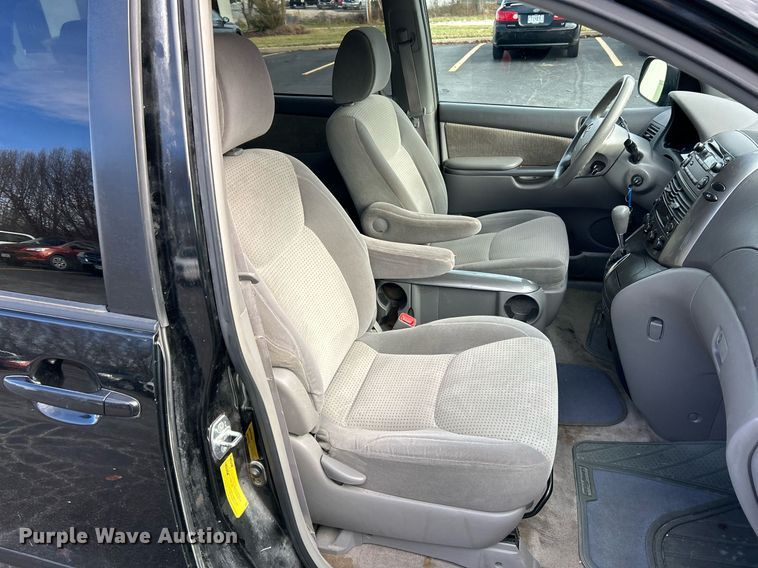 image for item NE9681 2009 Toyota Sienna LE  van