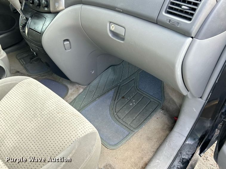 image for item NE9681 2009 Toyota Sienna LE  van