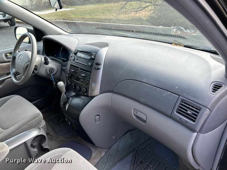 image for item NE9681 2009 Toyota Sienna LE  van