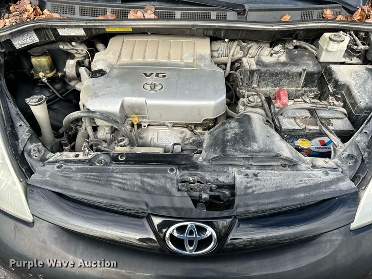 image for item NE9681 2009 Toyota Sienna LE  van