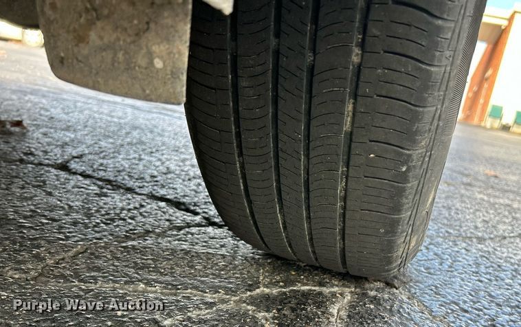 image for item NE9681 2009 Toyota Sienna LE  van