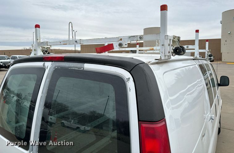 image for item NI9653 2007 Chevrolet Express 2500 van