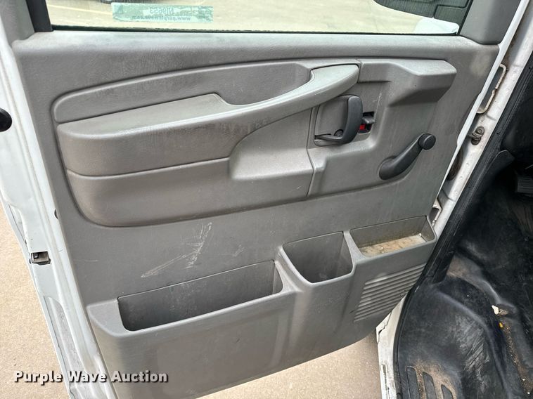 image for item NI9653 2007 Chevrolet Express 2500 van