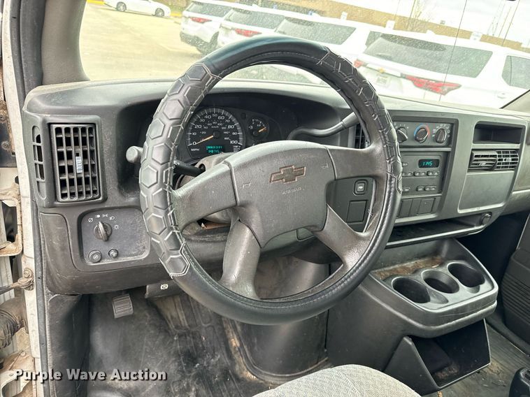 image for item NI9653 2007 Chevrolet Express 2500 van