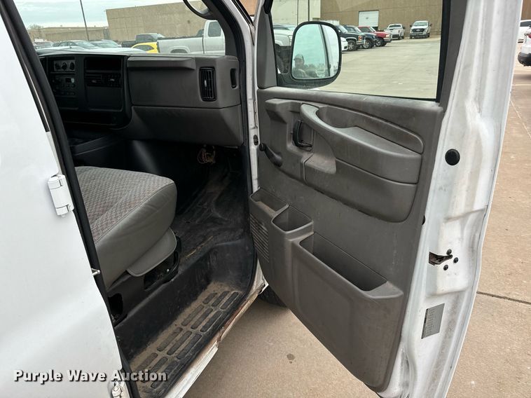 image for item NI9653 2007 Chevrolet Express 2500 van