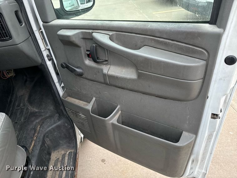 image for item NI9653 2007 Chevrolet Express 2500 van