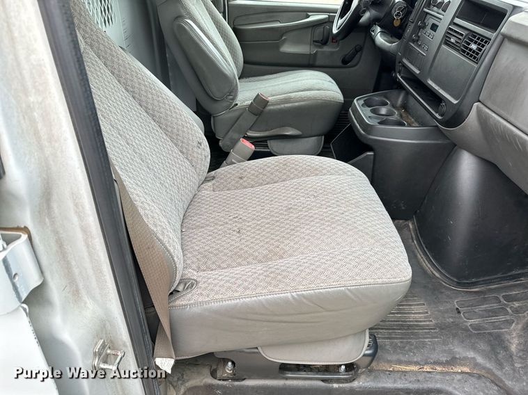 image for item NI9653 2007 Chevrolet Express 2500 van