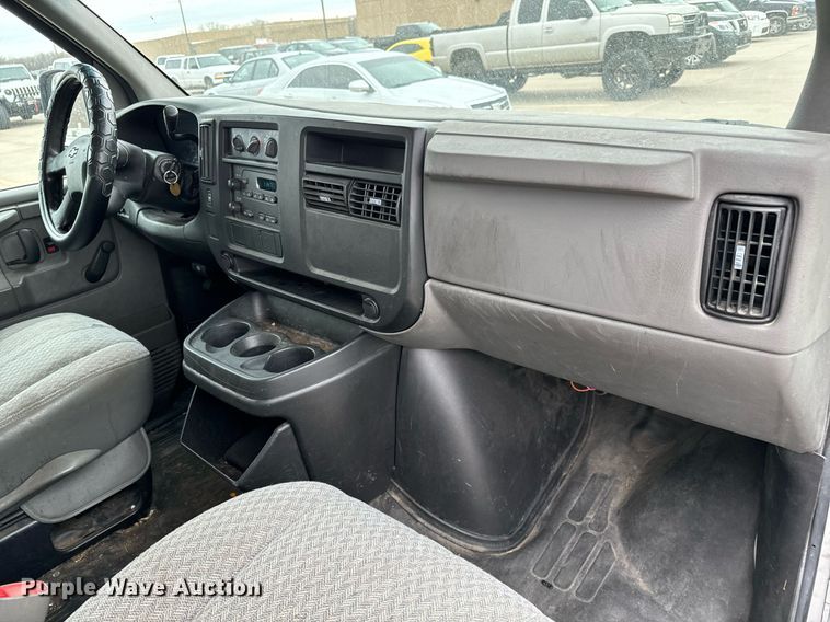 image for item NI9653 2007 Chevrolet Express 2500 van