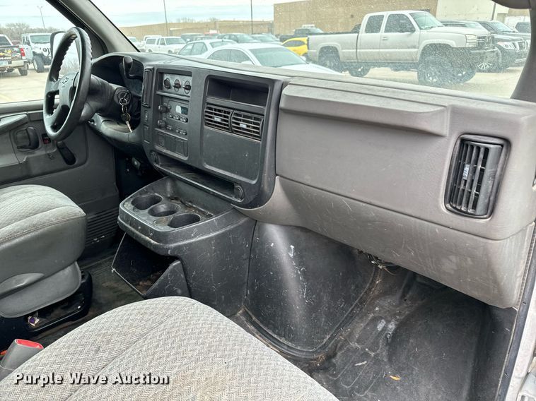 image for item NI9654 2007 Chevrolet Express 2500 van