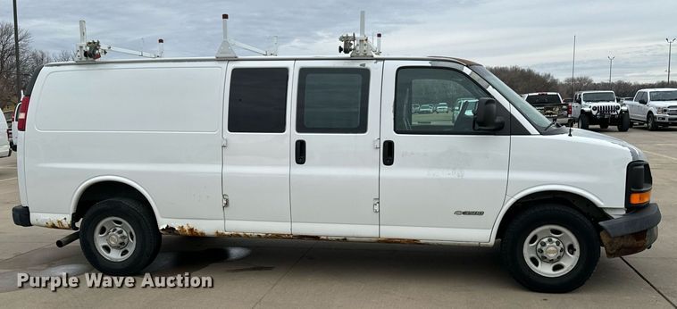 image for item NI9656 2004 Chevrolet Express 3500 van