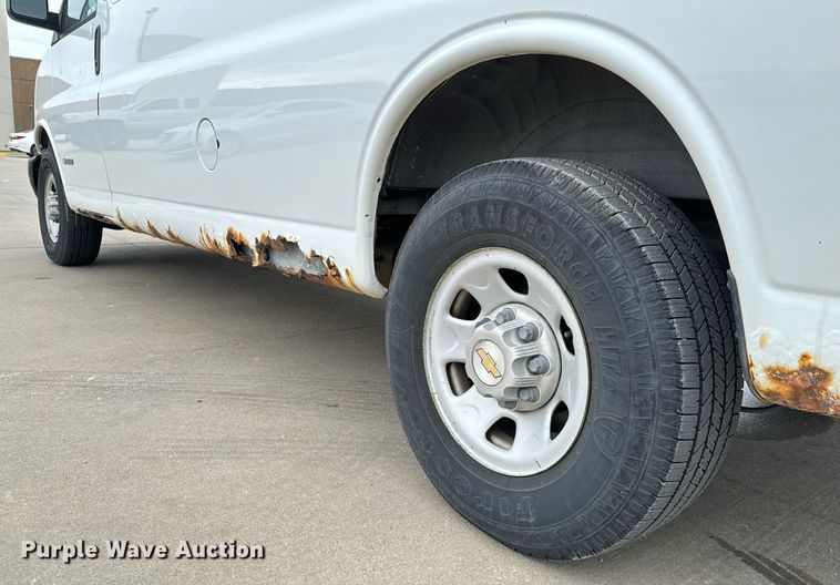 image for item NI9656 2004 Chevrolet Express 3500 van