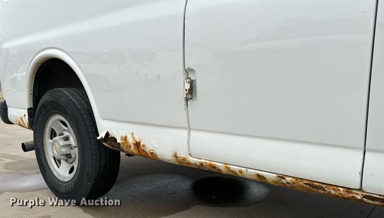 image for item NI9656 2004 Chevrolet Express 3500 van