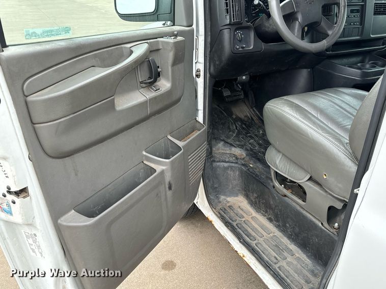 image for item NI9656 2004 Chevrolet Express 3500 van
