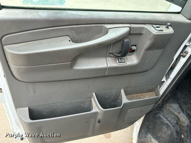 image for item NI9656 2004 Chevrolet Express 3500 van