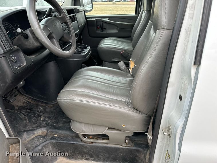 image for item NI9656 2004 Chevrolet Express 3500 van