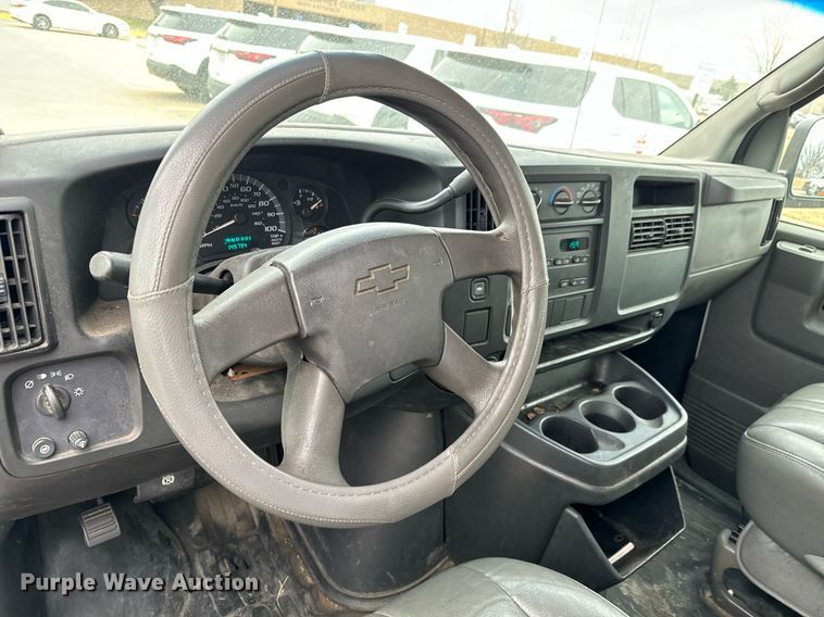 image for item NI9656 2004 Chevrolet Express 3500 van