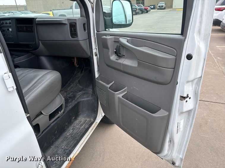 image for item NI9656 2004 Chevrolet Express 3500 van