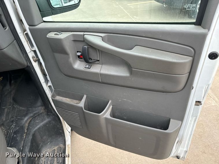 image for item NI9656 2004 Chevrolet Express 3500 van