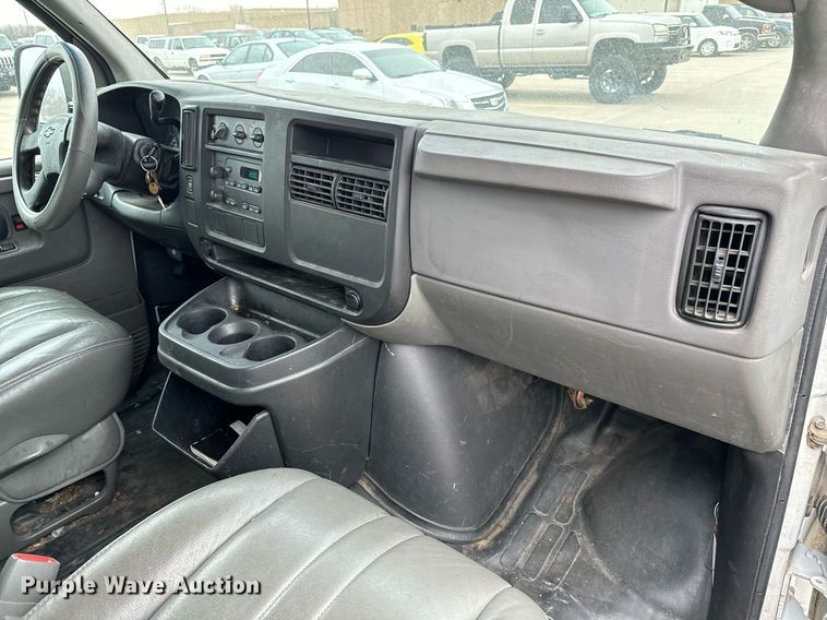 image for item NI9656 2004 Chevrolet Express 3500 van