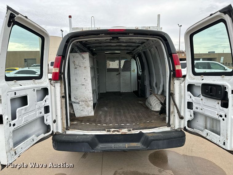 image for item NI9656 2004 Chevrolet Express 3500 van