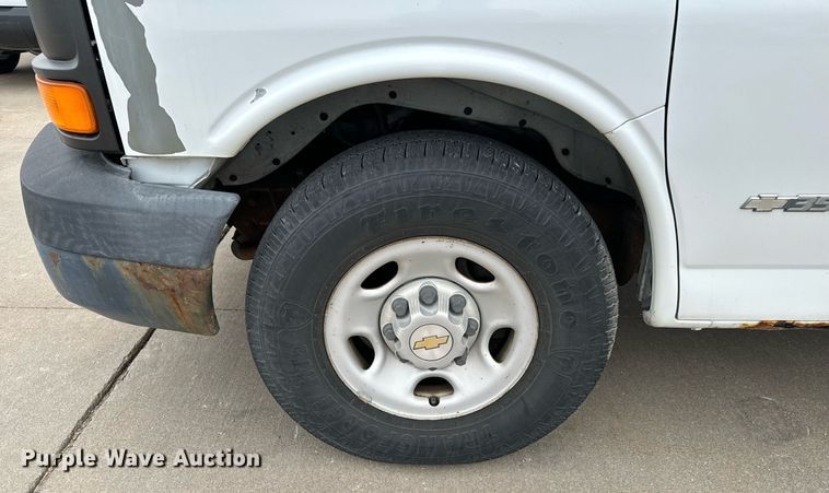 image for item NI9656 2004 Chevrolet Express 3500 van