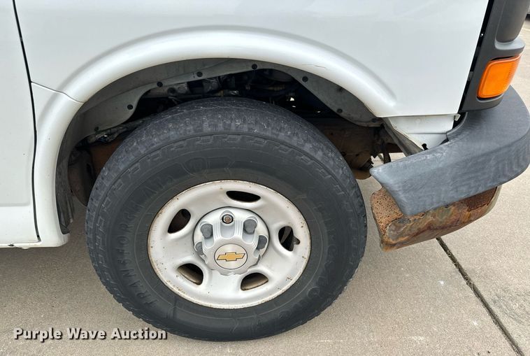 image for item NI9656 2004 Chevrolet Express 3500 van