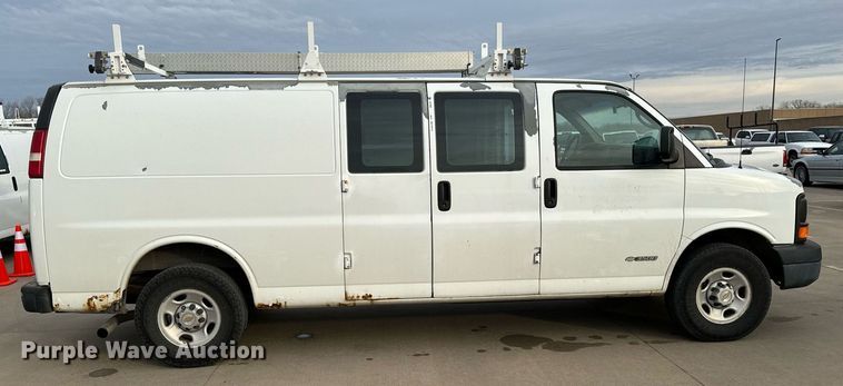 image for item NI9657 2004 Chevrolet Express 3500 van