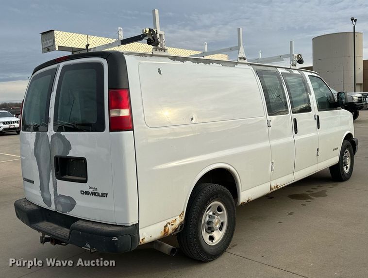 image for item NI9657 2004 Chevrolet Express 3500 van
