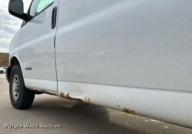 image for item NI9657 2004 Chevrolet Express 3500 van